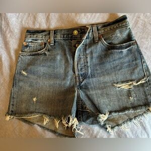 Distressed Levi wedgie shorts size 29